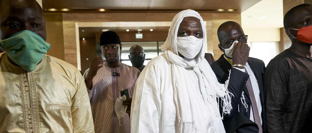 Imam Mahmoud Dicko (Mitte) versteht sich als moralische Instanz des Landes.