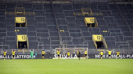 Bizarrer Jubel. Die Spieler von Borussia Dortmund nach dem Derbysieg gegen Schalke vor der leeren Südtribüne, auf der in normalen Zeiten 25 000 Fans stehen.