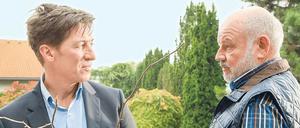 Nicht nur Kommissar Nathan Weiß (Tobias Moretti, l.) wird in diesem Fernsehfilm an der Nase herumgeführt – unter anderem von Anton Galba (Wolfgang Böck). Für die Zuschauer heißt das: Niemand scheint hier der zu sein, der er zu sein vorgibt.