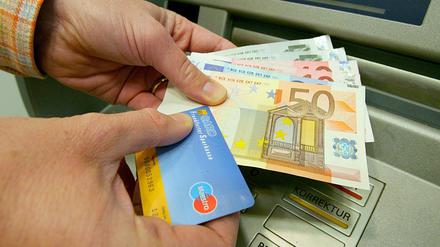 Basiskonten müssen nicht umsonst sein - aber finanziell die Schwächsten belasten sollten sie nicht.