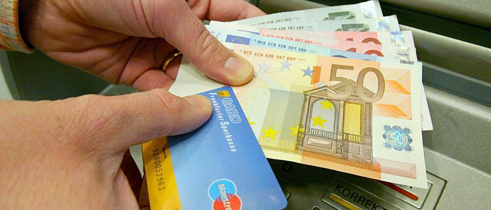 Basiskonten müssen nicht umsonst sein - aber finanziell die Schwächsten belasten sollten sie nicht.