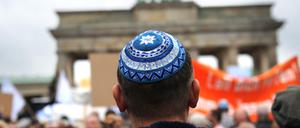 Ein Teilnehmer einer Kundgebung trägt eine Kippa vor dem Brandenburger Tor (Archivbild).