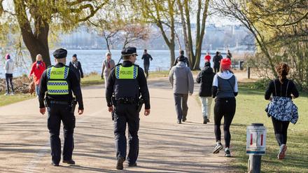 Zwei Polizisten kontrollieren die Einhaltung der Vorschriften zur Eindämmung des Coronavirus.