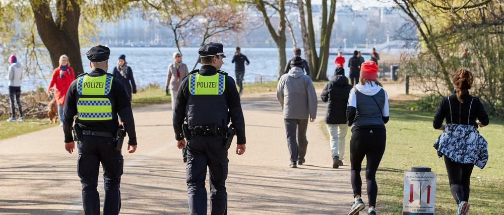 Zwei Polizisten kontrollieren die Einhaltung der Vorschriften zur Eindämmung des Coronavirus.