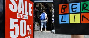 Um wieder Einnahmen zu generieren, lässt der Chef der Merchandising-Hauptstadtmarke „Max.2001“ seine Lager mit Souvenirs räumen und bietet sie vergünstigt an.