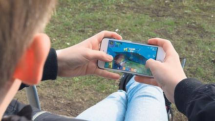 In der ersten Zeit nach dem Corona-Ausbruch wurde es noch begrüßt, wenn sich Kinder und Jugendliche mit digitalen Spielen und Social Media ablenkten. Auf die Dauer sollte es dafür aber Grenzen und familiäre Regeln geben. 