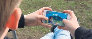 In der ersten Zeit nach dem Corona-Ausbruch wurde es noch begrüßt, wenn sich Kinder und Jugendliche mit digitalen Spielen und Social Media ablenkten. Auf die Dauer sollte es dafür aber Grenzen und familiäre Regeln geben.