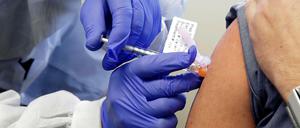 Um 6:45 Uhr Ortszeit in Savannah, Georgia, bekam der erste Proband der dritten und letzten Prüfphase den Covid-19-Impfstoffes der Biotech-Firma Moderna gespritzt.