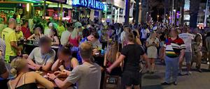 Dichtes Gedränge herrschte an Anfang Juli in der "Bierstraße" auf Mallorca.