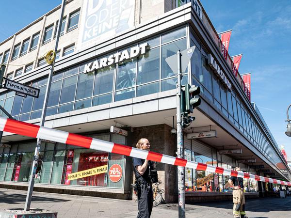 Abgeriegelt: der Karstadt am Neuköllner Hermannplatz, in dem sich die Postbank-Filiale befindet.