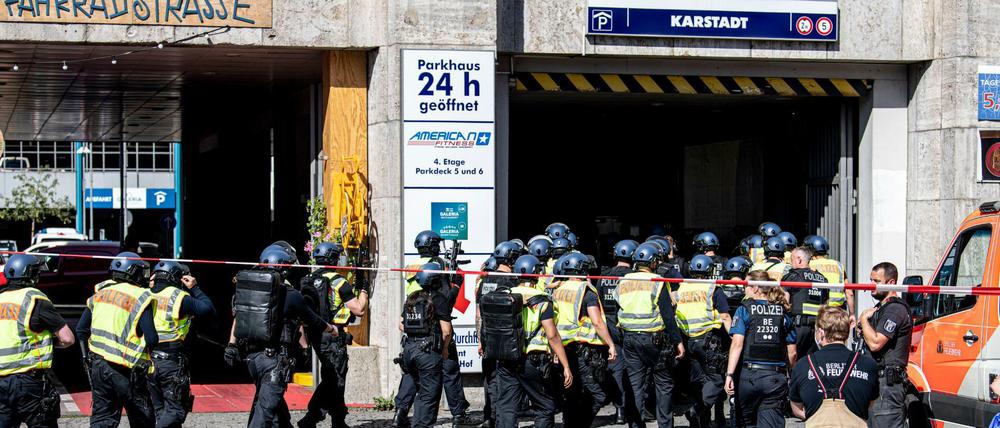 Am Hermannplatz in Berlin-Neukölln war die Polizei wegen eines versuchten Raubüberfalls im Einsatz.