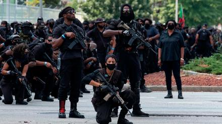 Mitglieder der "Not Fucking Around Coalition" (NFAC) posieren in Louisville, Kentucky.