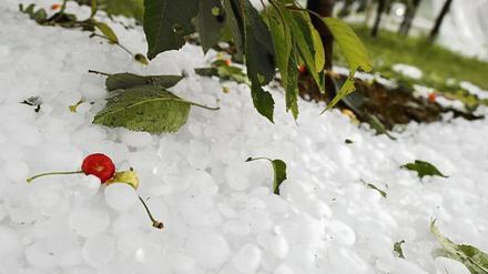Gefährlicher Niederschlag. Hagel ist in einigen Regionen Mitteleuropas noch vor Überschwemmungen das schadensreichste Wetterereignis. Doch weil Hagelstürme so kleinräumig sind, können Wetterstationen sie sehr schlecht erfassen.