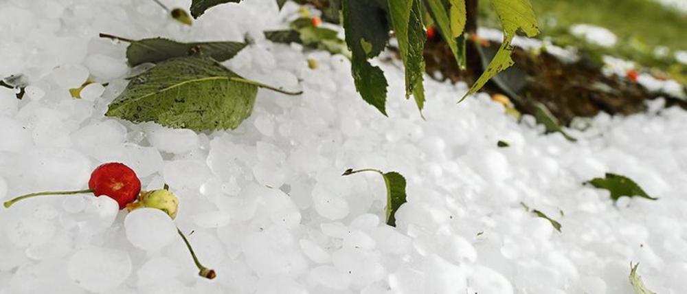 Gefährlicher Niederschlag. Hagel ist in einigen Regionen Mitteleuropas noch vor Überschwemmungen das schadensreichste Wetterereignis. Doch weil Hagelstürme so kleinräumig sind, können Wetterstationen sie sehr schlecht erfassen.
