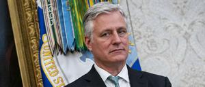 Robert O'Brien hört Donald Trump im Weißen Haus zu.