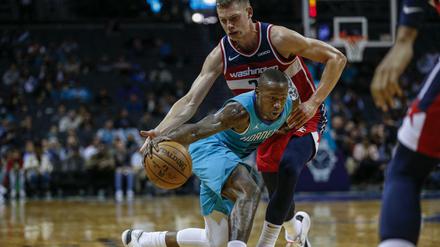 Wagner sprengt den Rahmen: Der 2,11 Meter große Berliner (hier mit der gewohnten Frisur) spielt seit dieser Saison in Washington.
