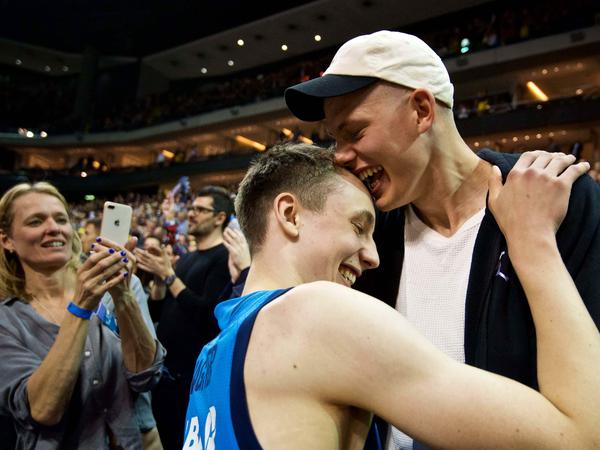 Bruderliebe: Moritz und Franz Wagner haben sich gern.