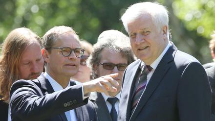 Wütend sei er auf Horst Seehofer, sagt Berlins Regierenden Bürgermeister Michael Müller (hier mit dem Bundesinnenminister während einer Gedenkveranstaltung).