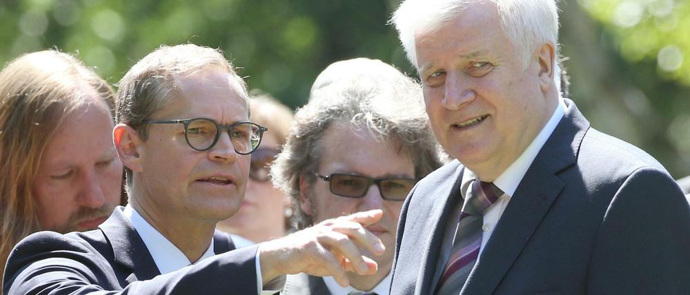Wütend sei er auf Horst Seehofer, sagt Berlins Regierenden Bürgermeister Michael Müller (hier mit dem Bundesinnenminister während einer Gedenkveranstaltung).