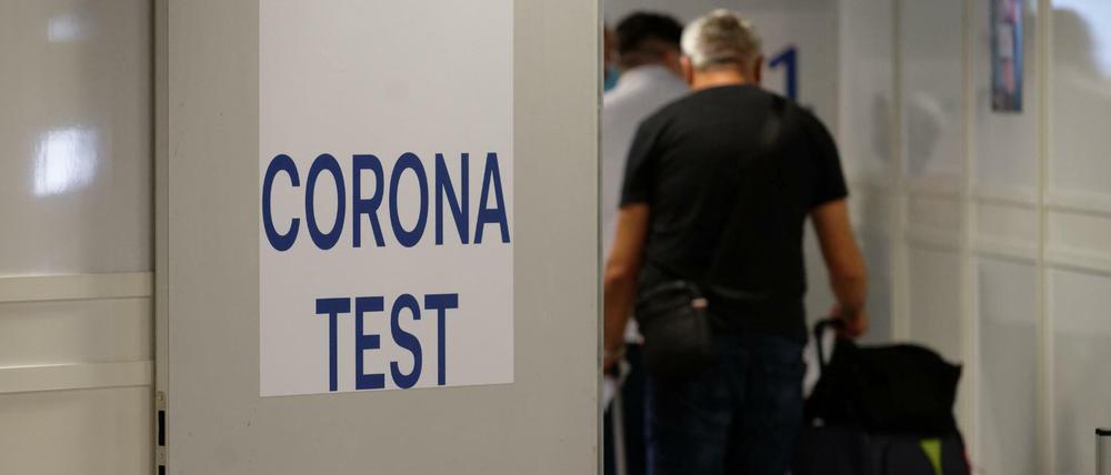 Reiserückkehrer gehen zum Corona-Testzentrum im Flughafen Düsseldorf.