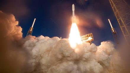Feuriger Start. Die Trägerrakete der "Mars 2020"-Mission der NASA mit dem Rover Perseverance.
