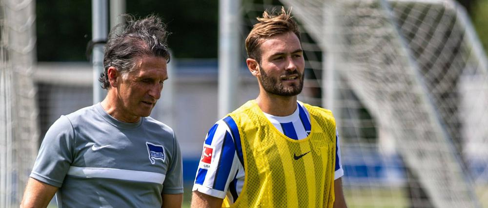 Bekam am Anfang das Privileg des Einzelunterrichts: Lucas Tousart (rechts) und Herthas Trainer Bruno Labbadia.