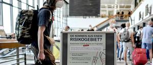 Schilder weisen auf die Corona-Teststelle am Flughafen Schönefeld hin. 