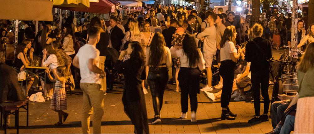Proppevoll: Das Schanzenviertel in Hamburg am Freitagabend. am Schulterblatt unterwegs.