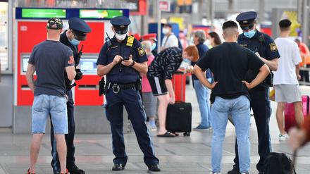 Aus der Bahn zur Landespolizei München. Die Landesbehörden sind für Maskenverweigerer zuständig.
