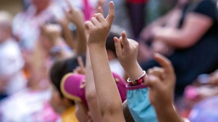 In Mecklenburg-Vorpommerns Grundschulen werden unter Beachtung der Corona-Schutzmaßnahmen rund 13.900 Erstklässler eingeschult.