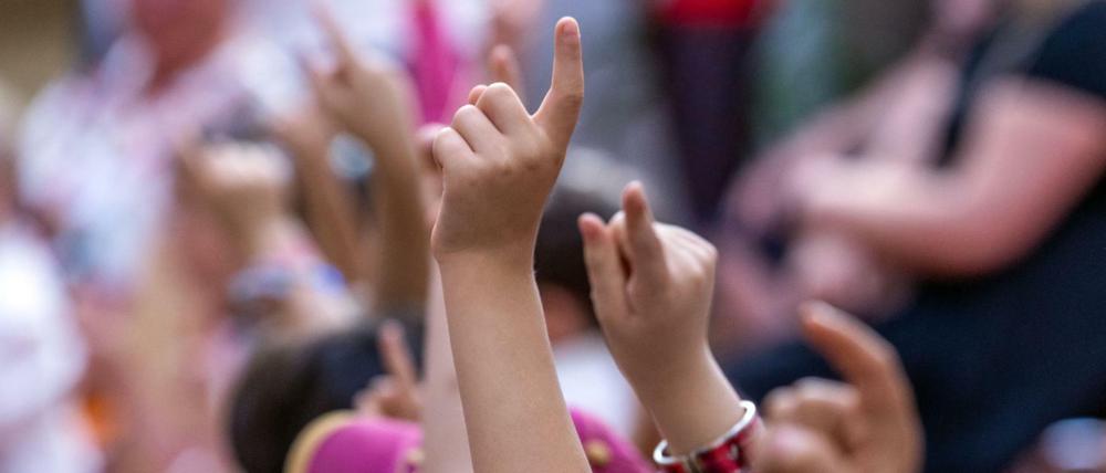 In Mecklenburg-Vorpommerns Grundschulen werden unter Beachtung der Corona-Schutzmaßnahmen rund 13.900 Erstklässler eingeschult.