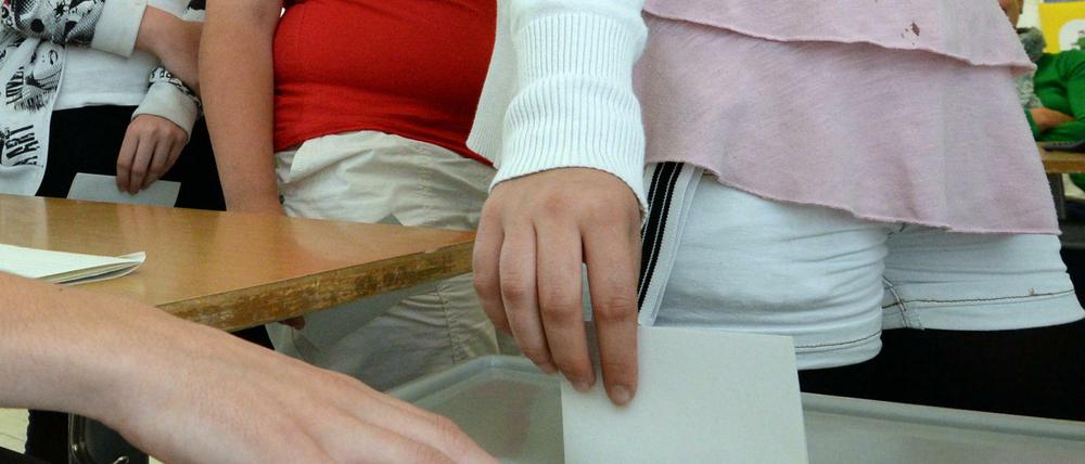 Probelauf in Baden-Württemberg. In Singen geben drei noch nicht volljährige Frauen ihre Stimmen zur Oberbürgermeisterwahl ab (2013).