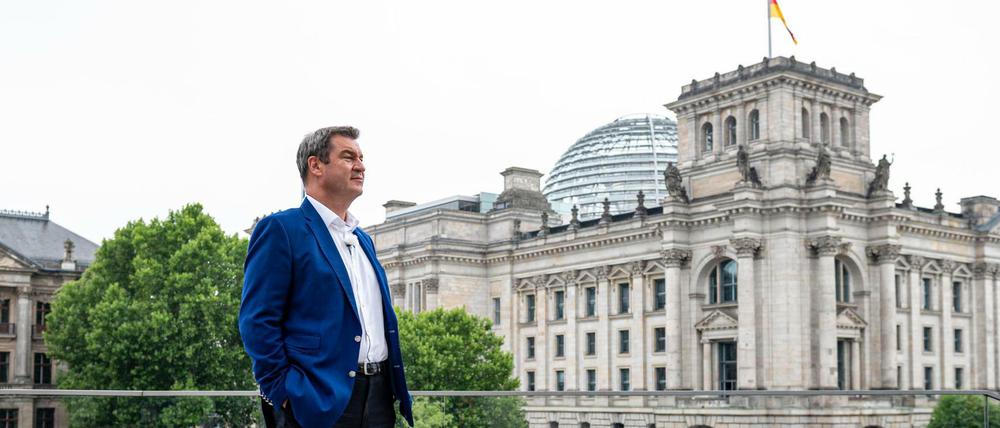 Markus Söder, Vorsitzender der CSU und Ministerpräsident von Bayern, steht am Rande des ARD-Sommerinterview in der Sendung «Bericht aus Berlin» vor dem Reichstag.