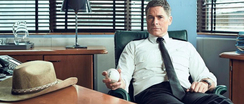 Mit Cowboyhut und Baseball in die englische Provinz: Kein Wunder, dass die Kollegen mit dem neuen Chief Constable Bill Hixon (Rob Lowe) zunächst nicht viel anfangen können.