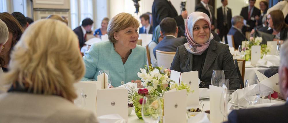 Nurhan Soykan (r) beim Empfang zum Fastenmonat Ramadan 2015 mit Bundeskanzlerin Angela Merkel.