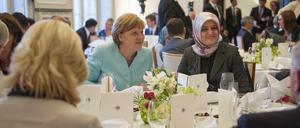 Nurhan Soykan (r) beim Empfang zum Fastenmonat Ramadan 2015 mit Bundeskanzlerin Angela Merkel.