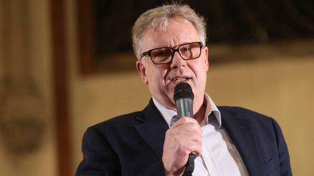 Jörg Drews, Geschäftsführer der Hentschke Bau GmbH, sponsert Plattformen, die Verschwörungsmythen verbreiten.