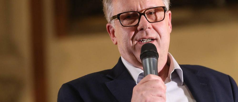 Jörg Drews, Geschäftsführer der Hentschke Bau GmbH, sponsert Plattformen, die Verschwörungsmythen verbreiten.
