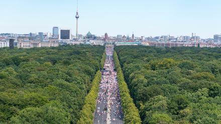 Rausgezoomt: Fotos belegen, das die Straße des 17. Juni ansatzweise so voll war, wie von den Veranstaltern behauptet