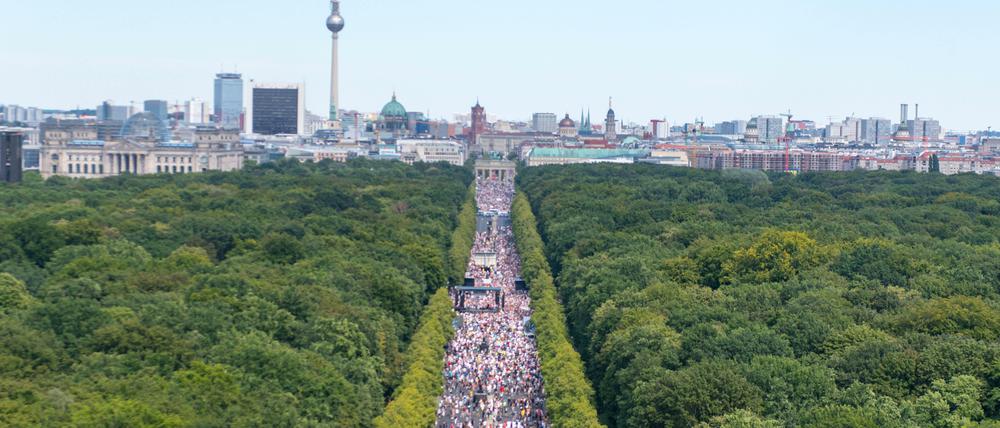 Rausgezoomt: Fotos belegen, das die Straße des 17. Juni ansatzweise so voll war, wie von den Veranstaltern behauptet