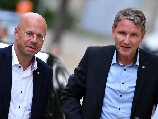 "Einigkeit macht stark" lautete der Titel einer Kundgebung Mitte Juli im thüringischen Altenburg mit Andreas Kalbitz und Björn Höcke (rechts).