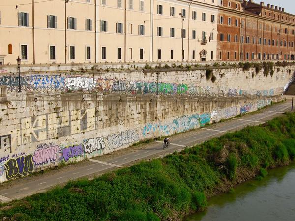 Morgens verirren sich noch wenige Menschen auf den Radweg am Tiber.