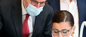 Premierminister Jean Castex am Montag in einer Masken-Produktionsstätte in Roubaix im Großraum Lille.