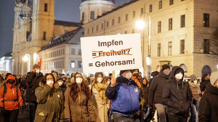 Am 8. Dezember 2021 versammelten sich 1600 bis 1800 Querdenker, Impfskeptiker und Verschwörungsideologen in München, um dort gegen alle Corona-Maßnahmen wie 2G/3G und auch gegen eine Impfpflicht zu demonstrieren.