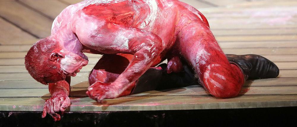 Körpereinsatz, allein. Wie hier Ingo Hülsmann als Othello in Michael Thalheimers Inszenierung im Berliner Ensemble im Frühjahr 2019.