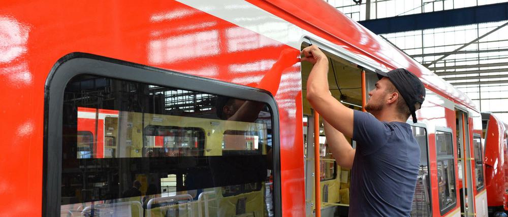  Ein Fahrzeugmonteur arbeitet bei Bombardier Transportation in Hennigsdorf an einer S-Bahn. 