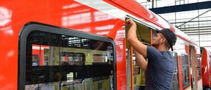  Ein Fahrzeugmonteur arbeitet bei Bombardier Transportation in Hennigsdorf an einer S-Bahn. 