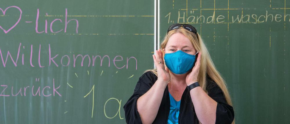 Corona an Berliner Schulen: Eine Lehrerin erklärt ihren Schülern, wie man eine Mund-Nasen-Schutzmaske richtig anlegt und trägt.