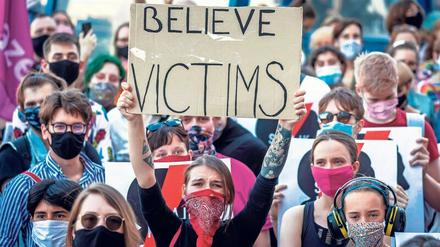 In Warschau gingen in den vergangenen Tagen Tausende Menschen gegen Gewalt gegen Frauen auf die Straße. 