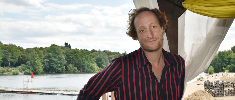 Jan Koslowski ist Festivalleiter und Regisseur des Stücks "Zum Späti an der Plötze – Ein Schwank", das am 1. August im Freibad Plötzensee Premiere feiert.